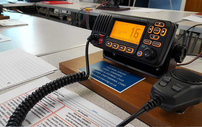 Guide du langage vhf marine : parler radio en mer